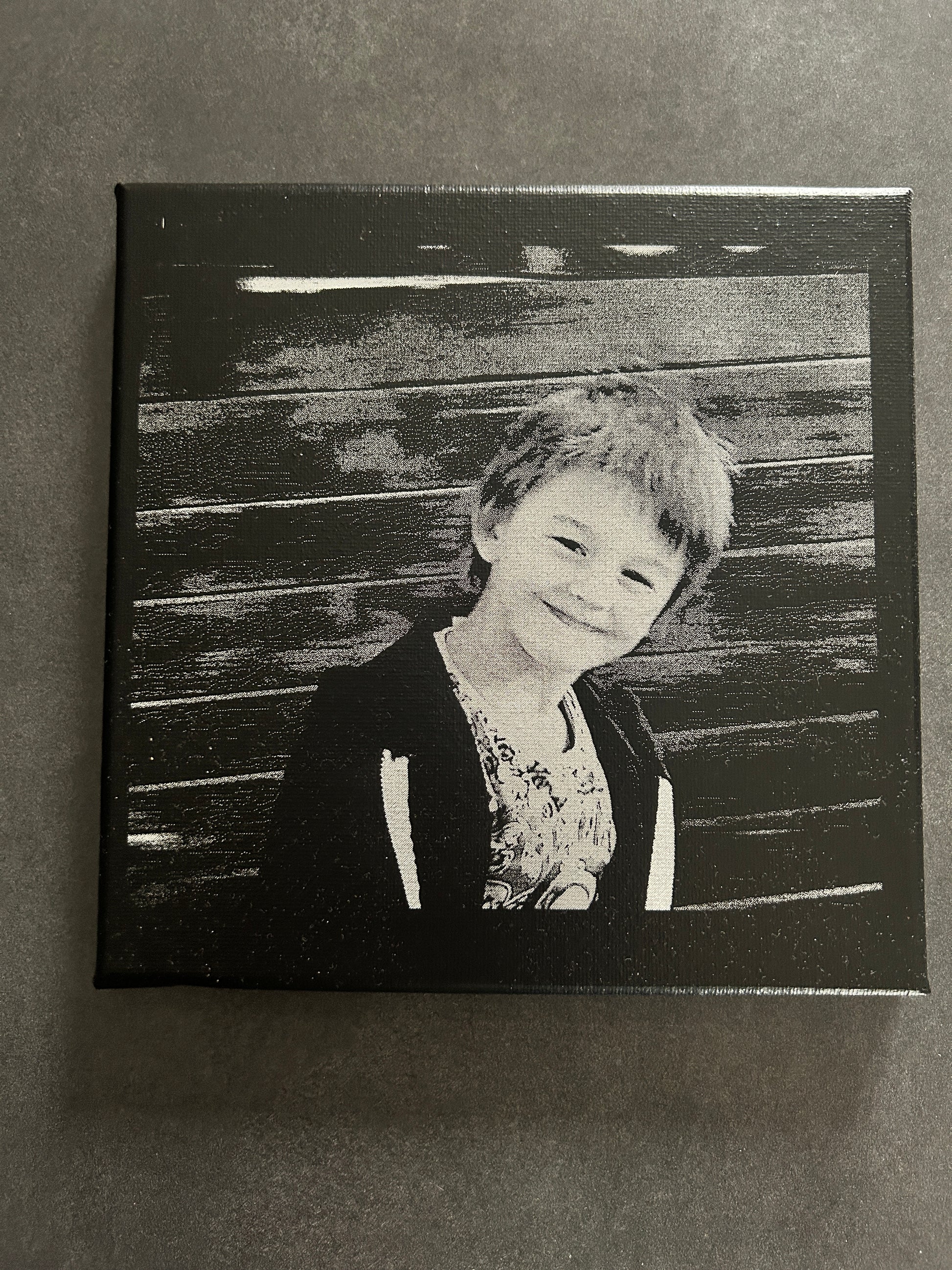 Toile peinte en noir et blanc gravée au laser